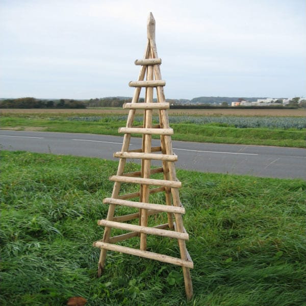 Ets Leneindre Décorations Pyramide écorcée tuteur 1,50 m châtaignier